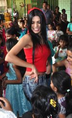 Sherlyn Chopra First Indian Playboy Cover Girl turns Santa for street kids of The Ray of Hope NGO in Mumbai on 16th Dec 2012 (2).JPG